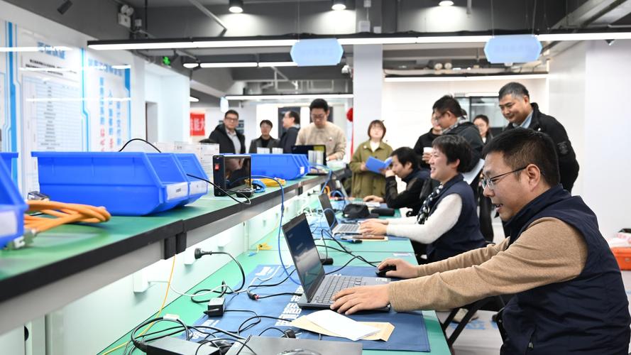 智慧賦能，匠心護(hù)航——記“高效運(yùn)維，匠心服務(wù)”校園網(wǎng)絡(luò)運(yùn)維技能大賽圓滿(mǎn)落幕